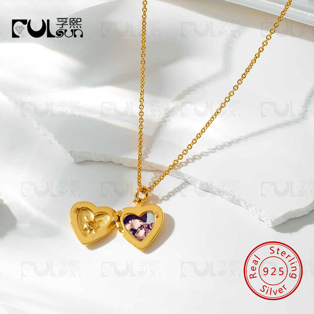 Heart Locket Necklace Photo - Ожерелье с медальоном в форме сердца